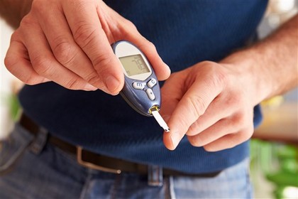 A man using a glucometer.